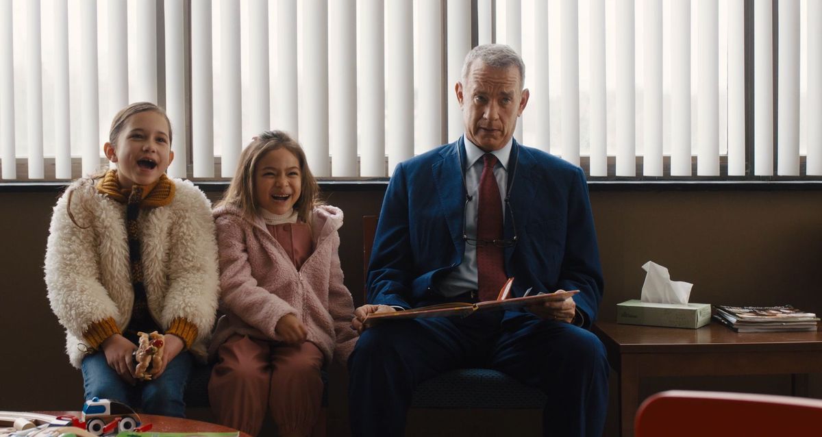 Tom Hanks reads from a picture book to two screaming children (in a joyful way) in A Man Called Otto.